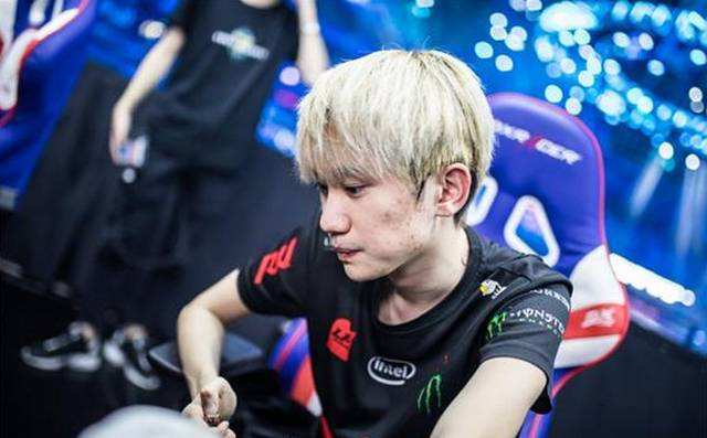 略显紧张 略显紧张